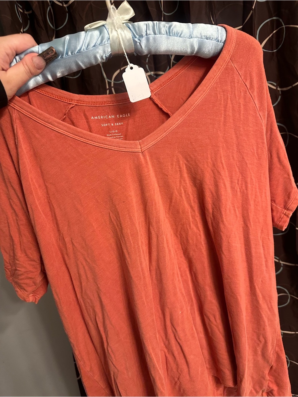 American Eagle Outfitters Women's V-Neck Tee in Coral Rust